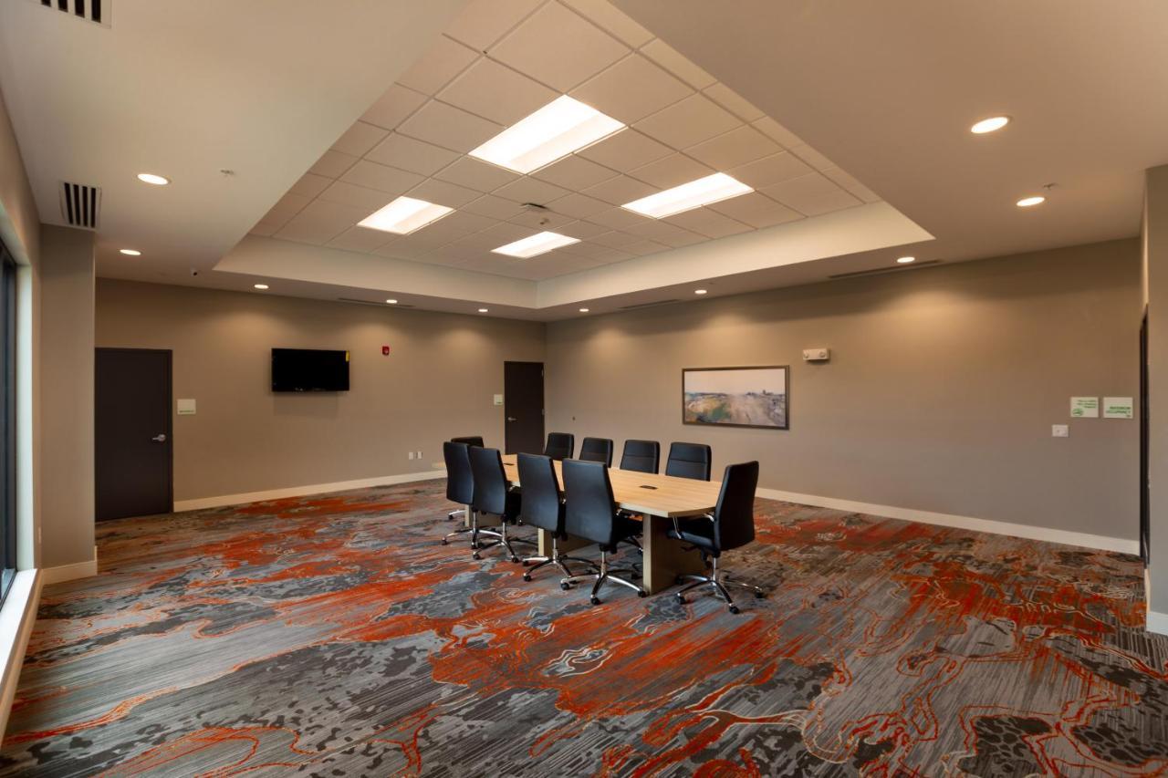 - Kansas - Northeast By Ihg Hotel